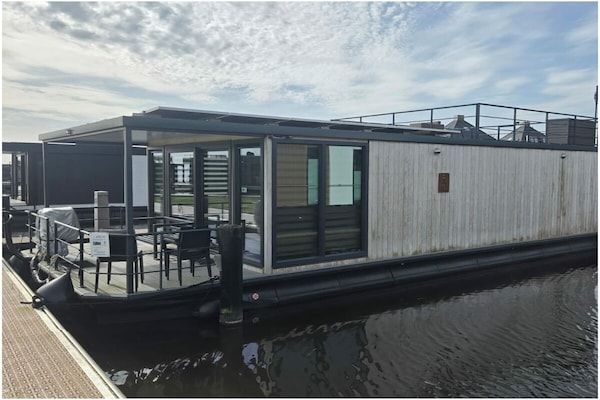 Untagged - ||----------Rust op een woonboot------|| in Offingawier (1)