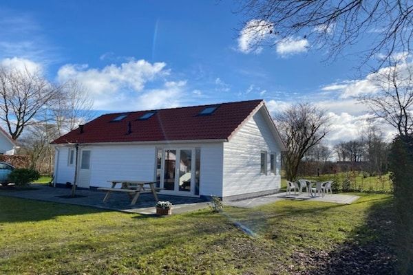 Buitenkant - Rustig gelegen landhuis, nabij Langweer in Sint Nicolaasga (5)
