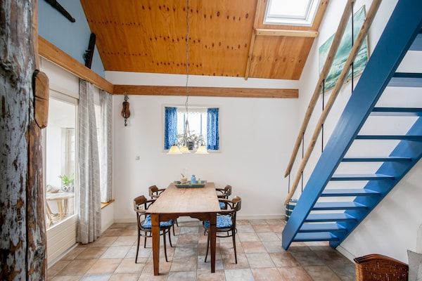 Eetkamer - Sfeervolle vakantiewoning in een voormalige boerderij, midden in de natuur. in Callantsoog (3)
