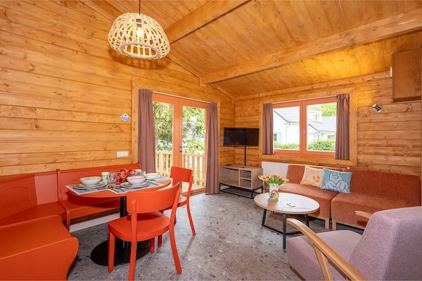 Woonkamer - Vakantiehuis in Hoogerheide met gedeeld zwembad in Hoogerheide (2)