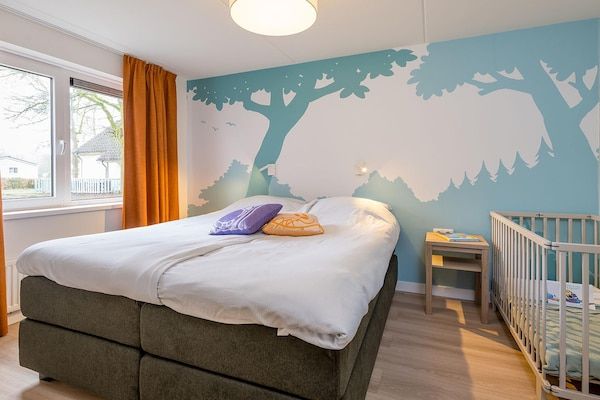 Slaapkamer - Familievilla in Hoogerheide met gedeeld zwembad in Hoogerheide (4)