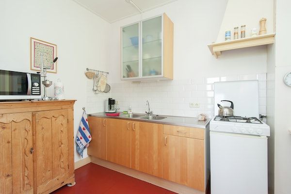 Keuken - Idyllisch landelijk huis met fietsen in Easterlittens (3)