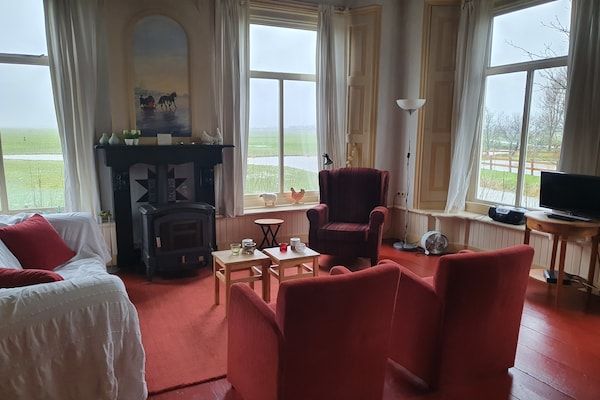 Woonkamer - Idyllisch landelijk huis met fietsen in Easterlittens (2)