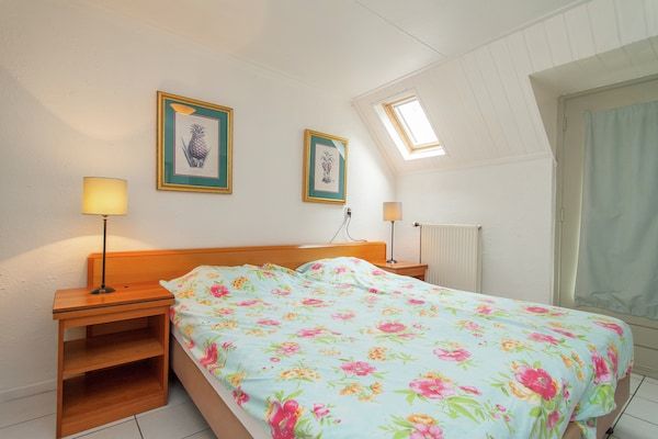 Slaapkamer - Boerderij in Waskemeer met Grote Tuin in Waskemeer (5)