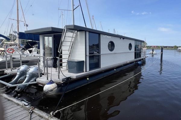 Untagged - Woonboot in Anjum met zwembad in Anjum (3)