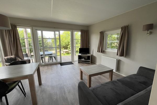 Woonkamer - Lodge met veranda op Texel in Den Burg (5)