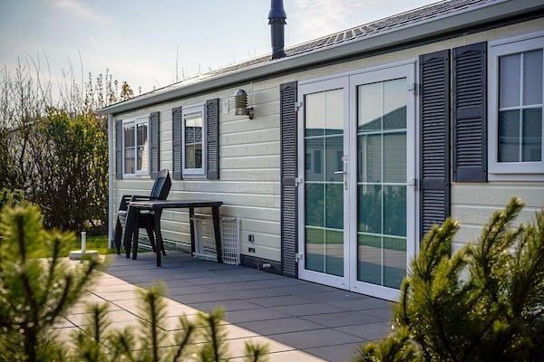 Buitenkant - Ruim chalet geschikt voor gasten met een beperking in Den Burg (1)