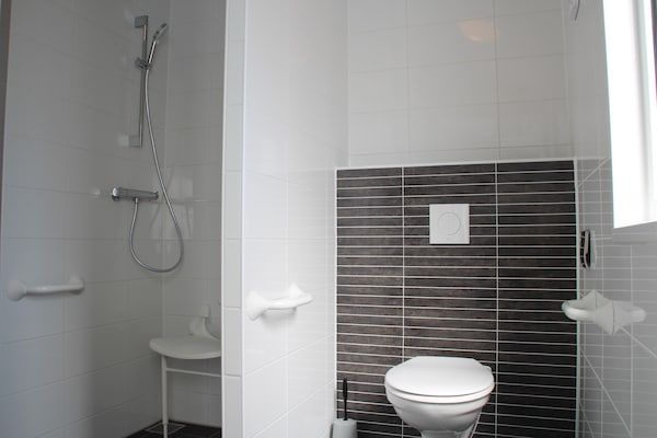 Badkamer - Ruim chalet geschikt voor gasten met een beperking in Den Burg (3)