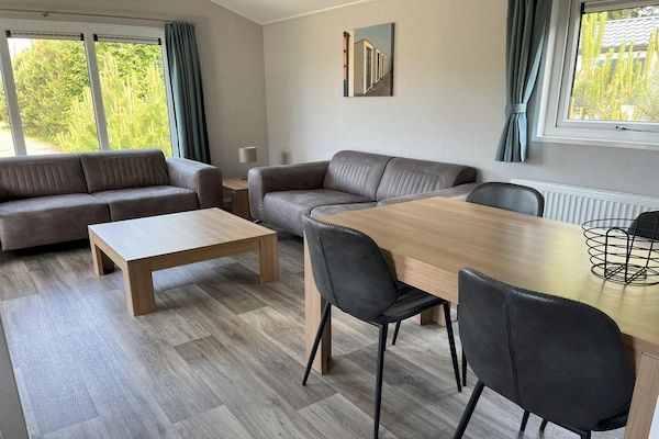 Woonkamer - Charmant vakantiehuisje met sauna op het eiland Texel. in Den Burg (2)