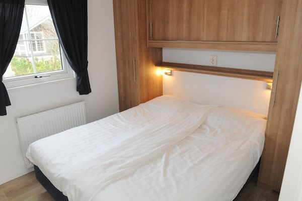 Slaapkamer - Fijne Villetta op hartje Texel in Den Burg (5)