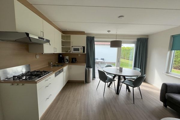 Woonkamer - Centraal gelegen Bungalow op Texel in Den Burg (2)