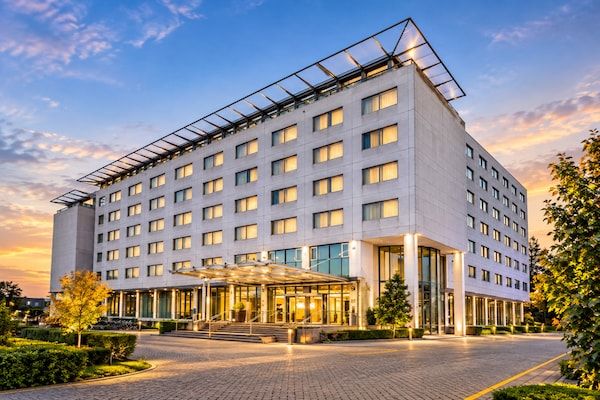HotelExteriorSummer - Sunday Hotel Amsterdam Airport Schiphol - Familiesuite - Rookvrij in Badhoevedorp, (1)