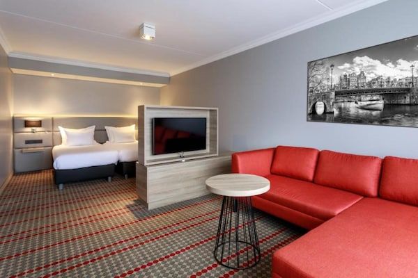Slaapkamer - Sunday Hotel Amsterdam Airport Schiphol - Familiesuite - Rookvrij in Badhoevedorp, (2)