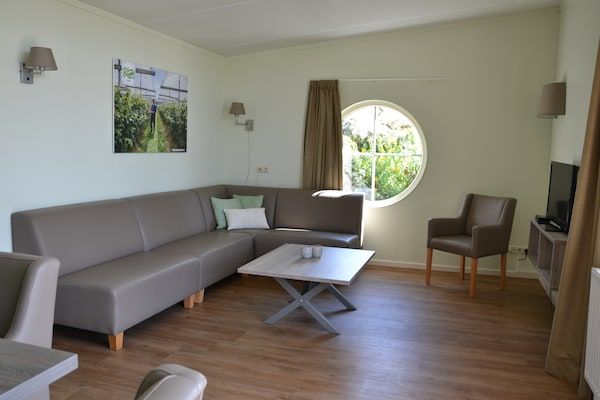 Woonkamer - Bungalow in Nederland met Scheepsstijl in 's-Gravenzande (2)