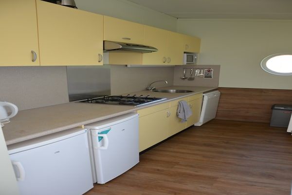 Keuken - Bungalow in Nederland met Scheepsstijl in 's-Gravenzande (4)
