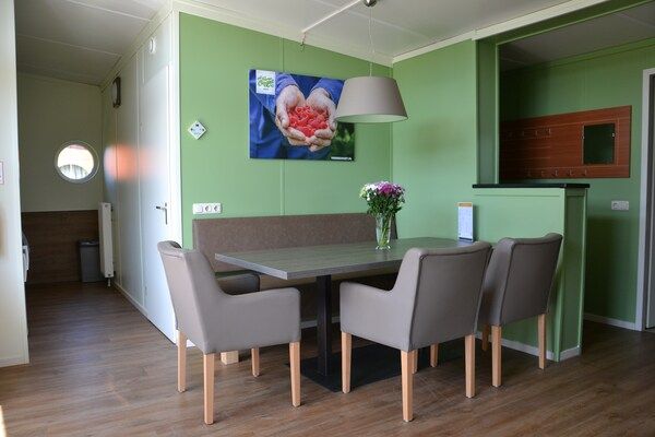 Eetkamer - Bungalow in Zuid-Holland met uniek ontwerp in 's-Gravenzande (3)