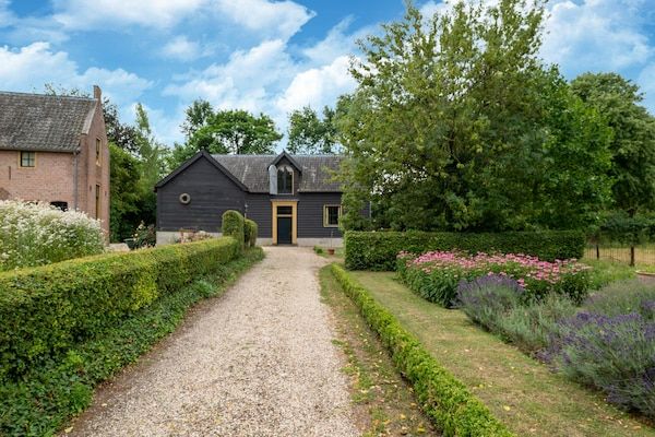 Buitenkant - Landhuis in Deil bij rivier Linge in Deil (1)