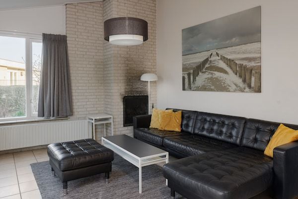 Woonkamer - Bungalow in Nederland met Privé Sauna in Kamperland (2)