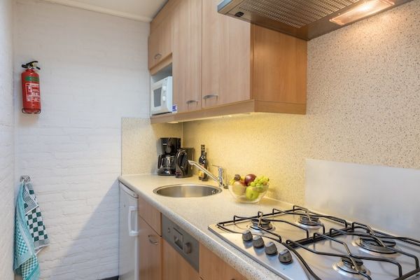 Keuken - Bungalow in Nederland met Bubbelbad in Arcen (4)