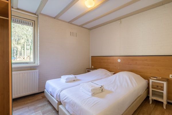 Slaapkamer - Bungalow in Nederland met Bubbelbad in Arcen (3)
