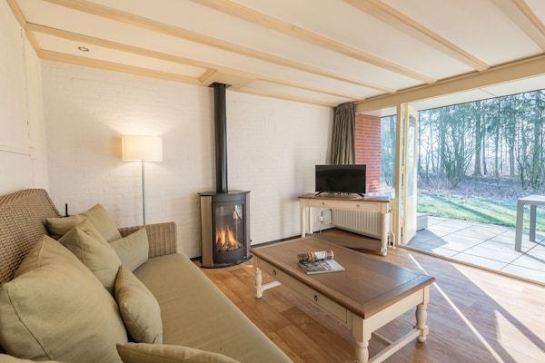 Woonkamer - Bungalow in Nederland met Bubbelbad in Arcen (2)