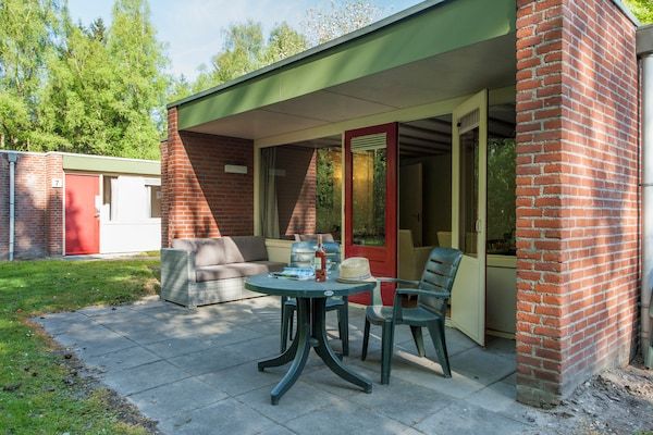 Buitenkant - Bungalow in Nederland met Bubbelbad in Arcen (1)
