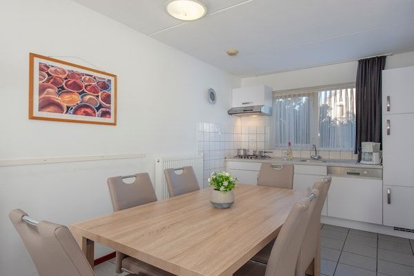 Eetkamer - Kustvilla met tuin in Breskens (3)