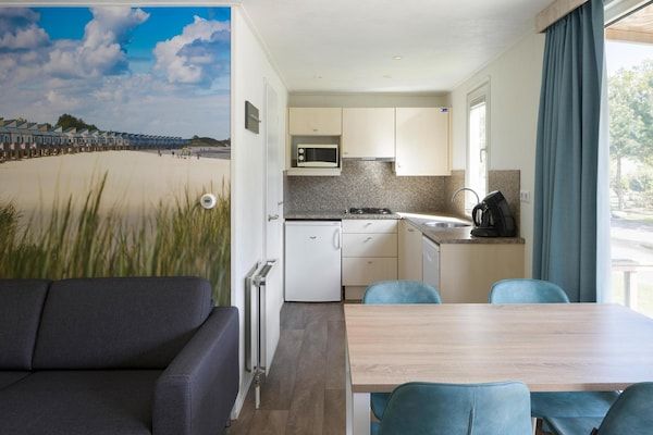 Keuken - Gezellig chalet met terras in Kamperland (1)