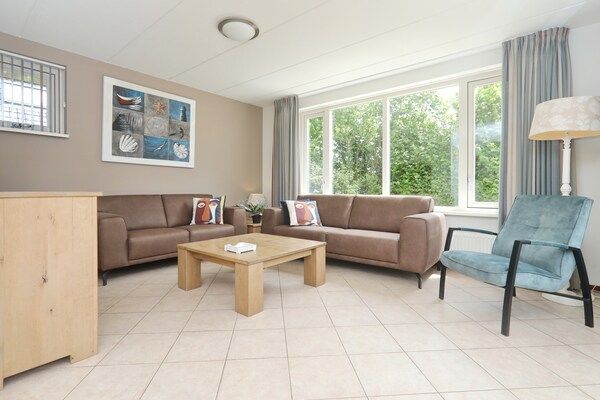 Woonkamer - Vakantiehuis in Noordwijk met Zonnige Tuin in Noordwijk aan zee (2)