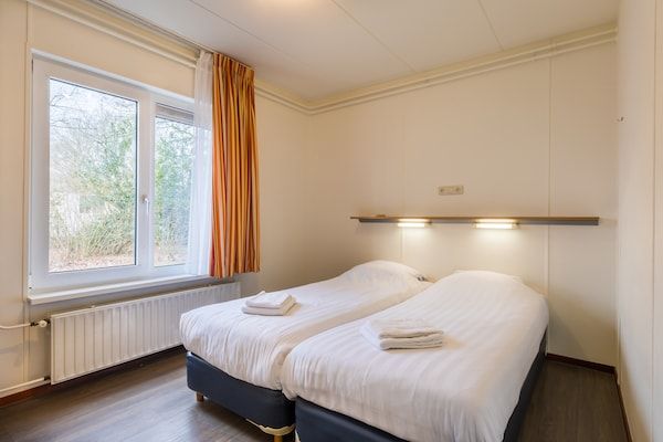 Slaapkamer - Bospaden en zwembad in de buurt in Borger (4)