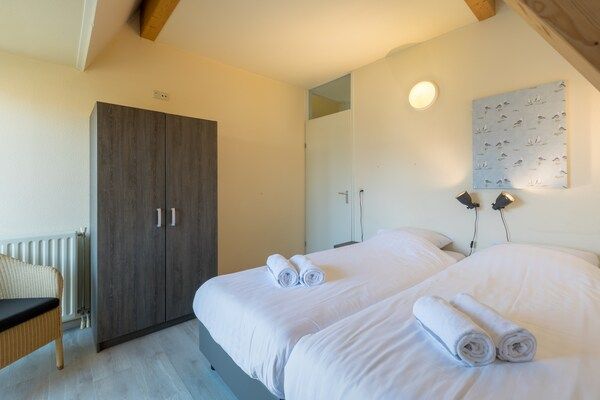 Slaapkamer - Villa in Nederland met eigen sauna in Kamperland (5)