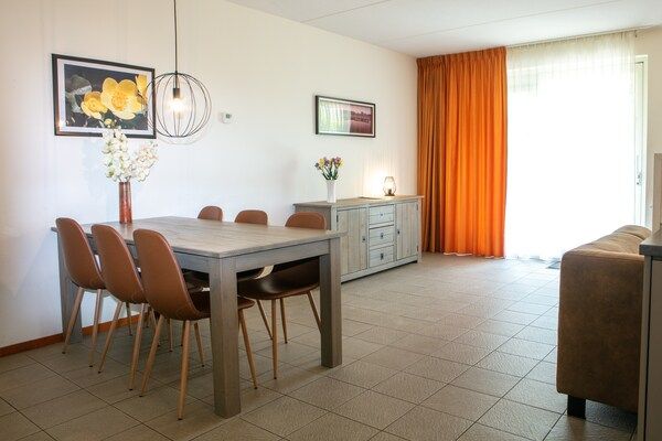 Eetkamer - Gezellig huis aan de bosrand in Hardenberg (rheezerveen) (5)