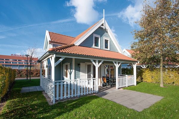 Buitenkant - Landhuis in AquaStaete met Veranda in Bruinisse (1)