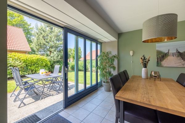 Terras - Kindervilla voor 6 personen met tuin en speelruimte nabij het IJsselmeer in Andijk (4)