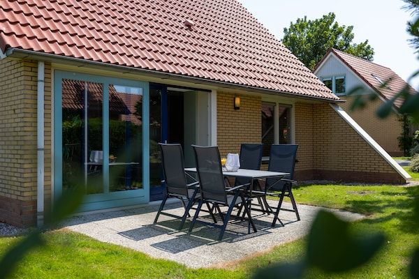Buitenkant - Vrijstaande vakantiewoning voor 6 personen met tuin nabij het IJsselmeer in Andijk (1)