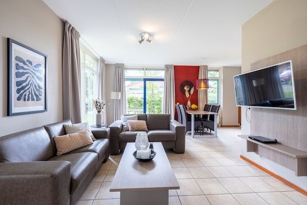 Woonkamer - Vrijstaande vakantiewoning voor 6 personen met tuin en privésteiger in Andijk (2)