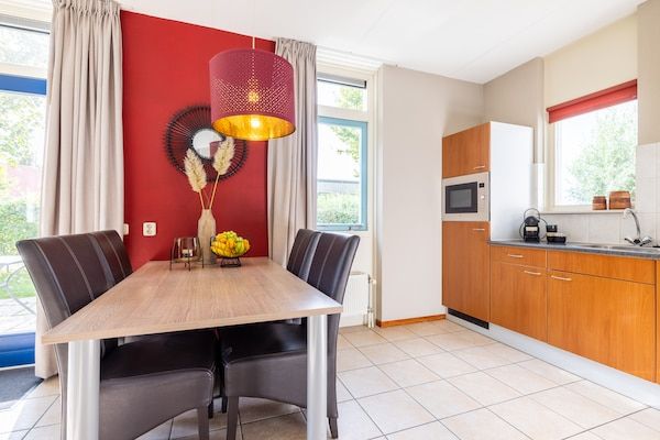 Eetkamer - Vrijstaande vakantiewoning voor 6 personen met tuin en privésteiger in Andijk (3)