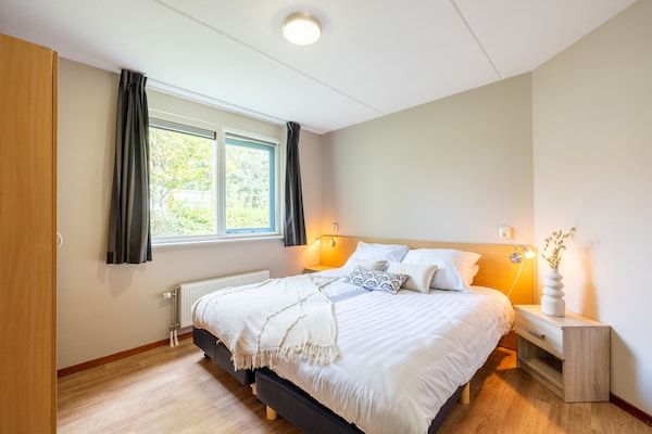 Slaapkamer - Vrijstaande vakantiewoning voor 6 personen met tuin en privésteiger in Andijk (4)