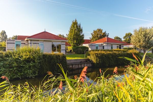Buitenkant - Vrijstaande vakantiewoning voor 6 personen met tuin en privésteiger in Andijk (1)