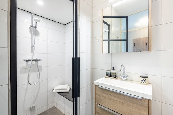 Badkamer - Vrijstaande vakantiewoning voor 6 personen met tuin en privésteiger in Andijk (5)