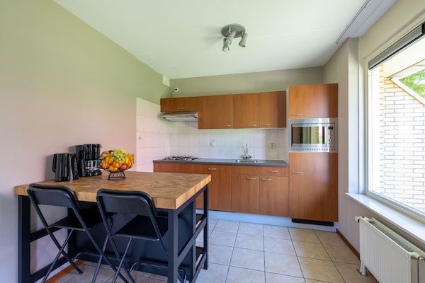Keuken - Vrijstaande vakantiewoning voor 8 personen met twee badkamers in Andijk (3)
