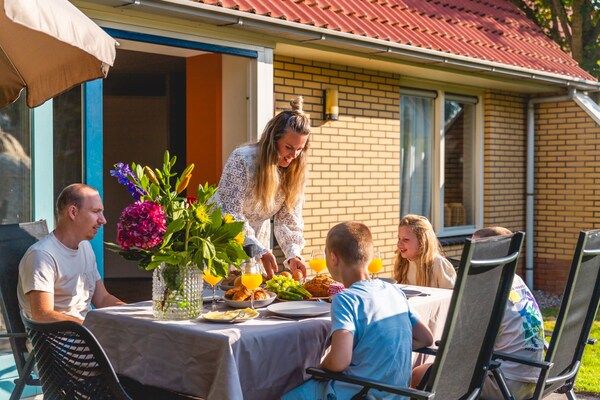 Eetkamer - Vrijstaande vakantiewoning voor 8 personen met twee badkamers in Andijk (2)