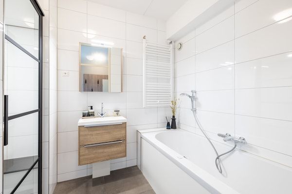 Badkamer - Wellnesswoning voor 4 personen met vissteiger nabij het IJsselmeer in Andijk (4)
