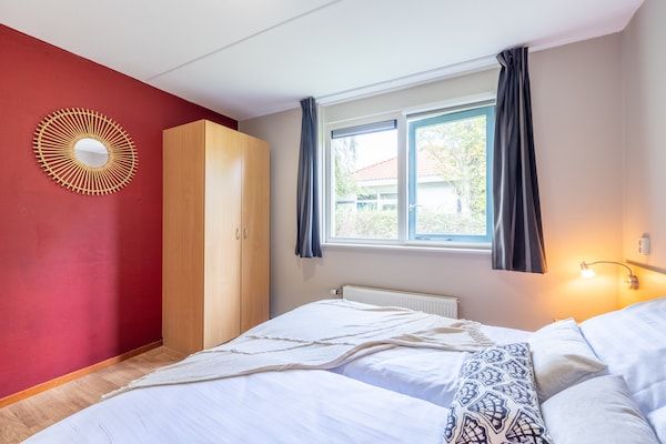 Slaapkamer - Wellnesswoning voor 4 personen met vissteiger nabij het IJsselmeer in Andijk (3)