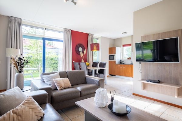 Woonkamer - Wellnesswoning voor 4 personen met vissteiger nabij het IJsselmeer in Andijk (1)