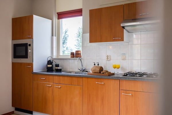 Keuken - Wellnesswoning voor 4 personen met vissteiger nabij het IJsselmeer in Andijk (2)