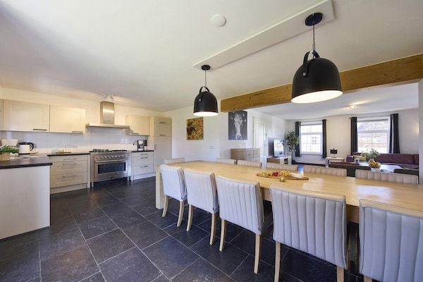 Eetkamer - Boerderij in Limburg met Sauna & Bubbelbad in Roggel (3)