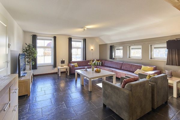 Woonkamer - Boerderij in Limburg met Sauna & Bubbelbad in Roggel (2)