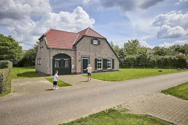 Buitenkant - Boerderij in Limburg met Sauna & Bubbelbad in Roggel (1)