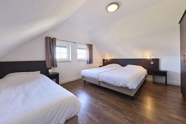 Slaapkamer - Boerderij in Limburg met Sauna & Bubbelbad in Roggel (5)